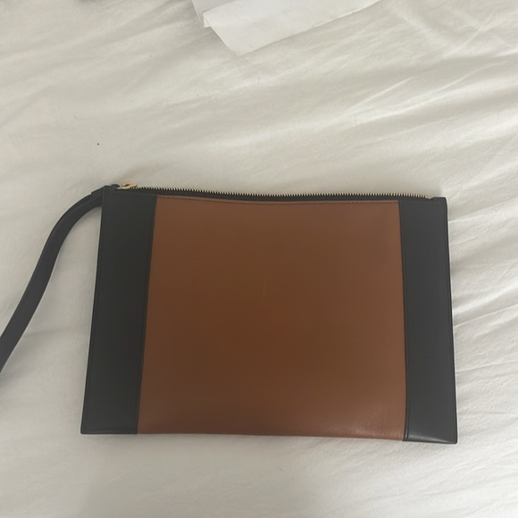 Gender: Women
Brand: ALEXANDER MCQUEEN
Product Name: Engraved logo hand strap - Picture 3 of 4